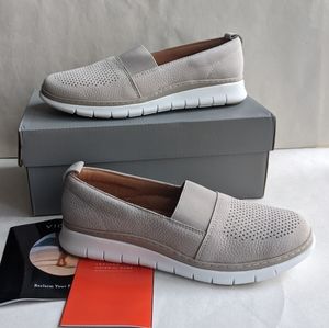 NIB Vionic Fresh Roxan NBK Nubuck Suede Light Grey Slip On Shoes Women's 7.5